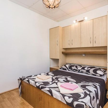 Awesome Apartment In Dinjiska With Kitchen Eksteriør bilde
