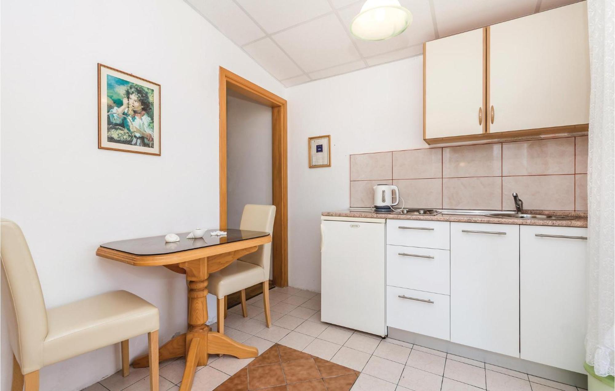 Awesome Apartment In Dinjiska With Kitchen Eksteriør bilde