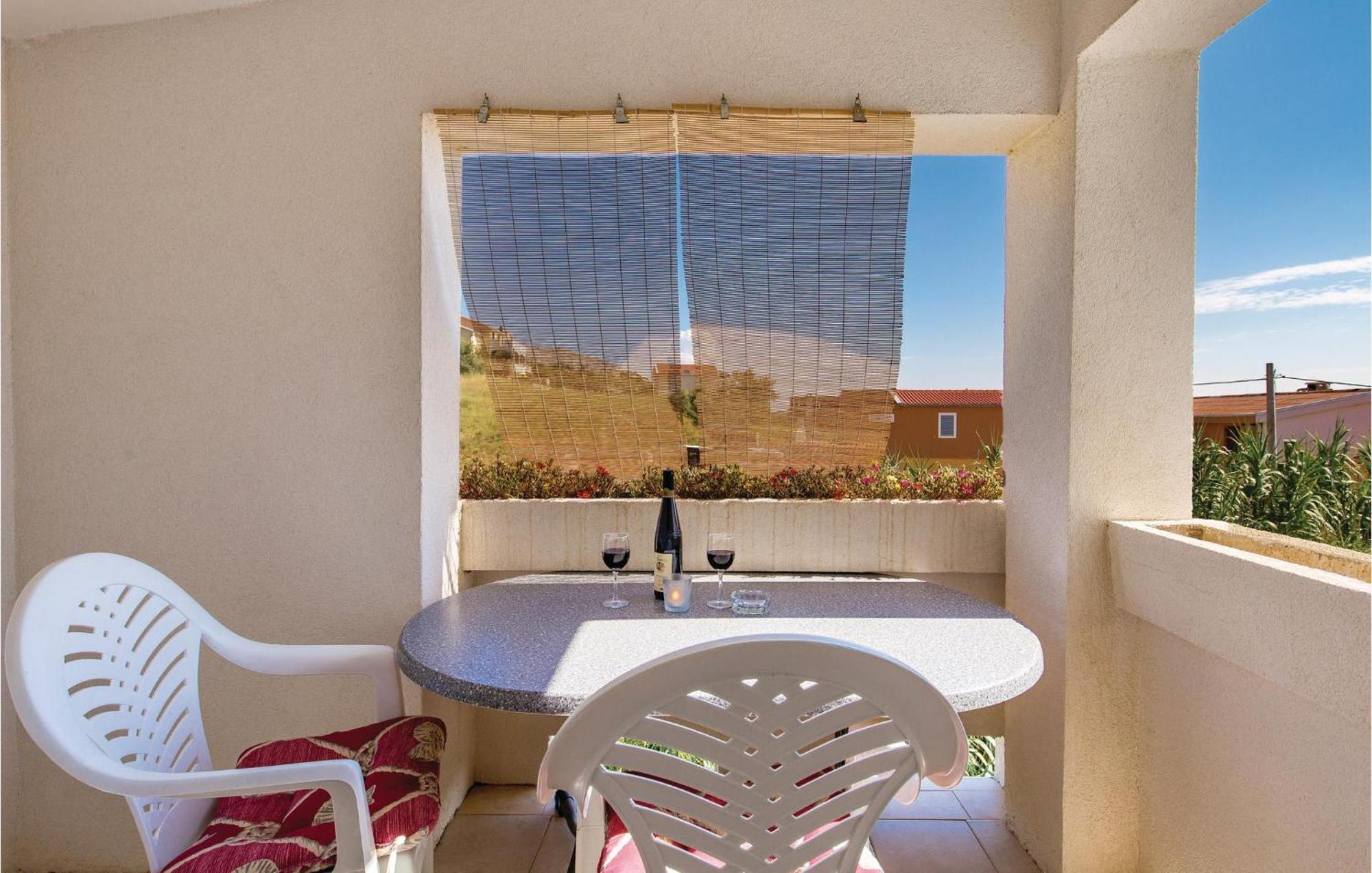 Awesome Apartment In Dinjiska With Kitchen Eksteriør bilde